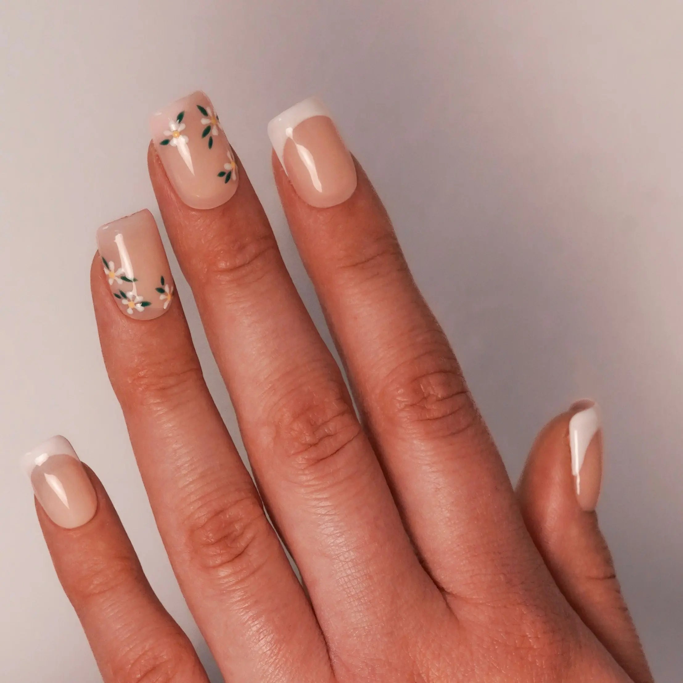 Daisy Alma Nails