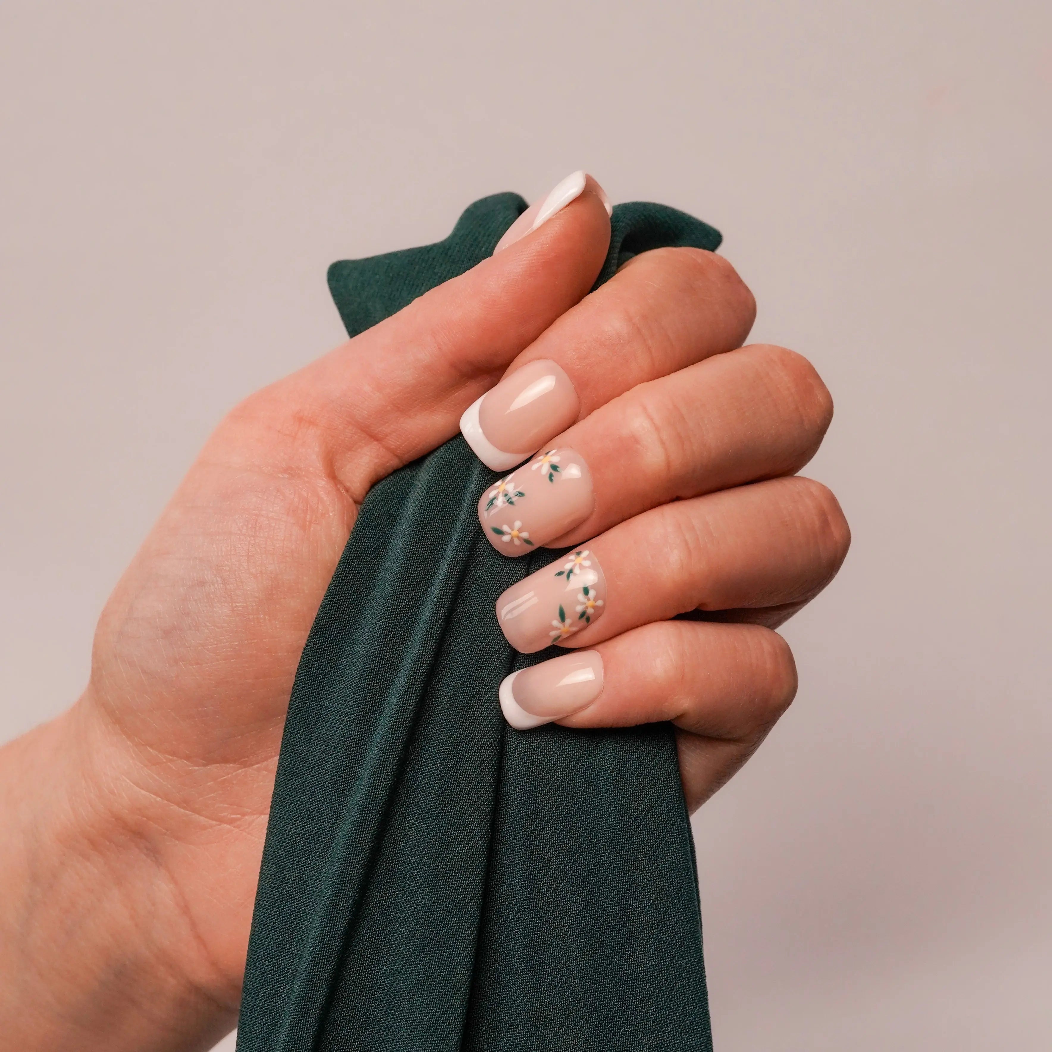 Daisy Alma Nails